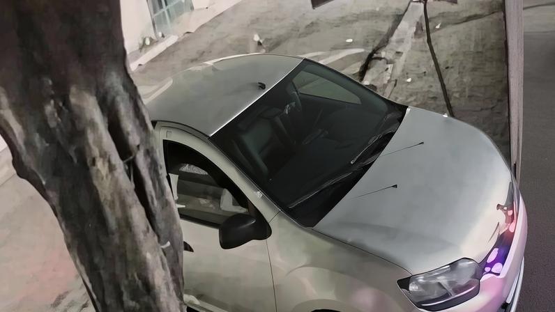 Veículo com criminosos, que emulava uma viatura descaracterizada, impediu o fechamento do portão da garagem do empresário