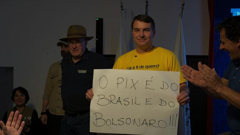 Flávio Bolsonaro exibe cartaz com alusão ao Pix em Belo Horizonte