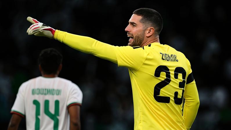Zidane, o goleiro, em ação pela seleção da Argélia; Copa reúne atletas com nomes famosos