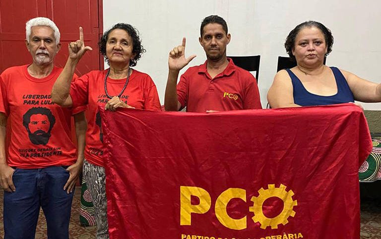 Candidata ao governo do Piauí, Lourdes Melo (PCO), ao lado de aliados, nas eleições de 2022.