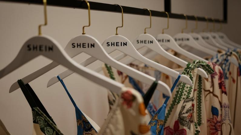 Arara com roupas da Shein em loja de São Paulo