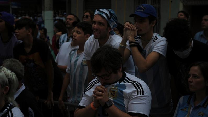 Torcedores argentinos assistem a jogo na rua da Mooca, em São Paulo (SP)