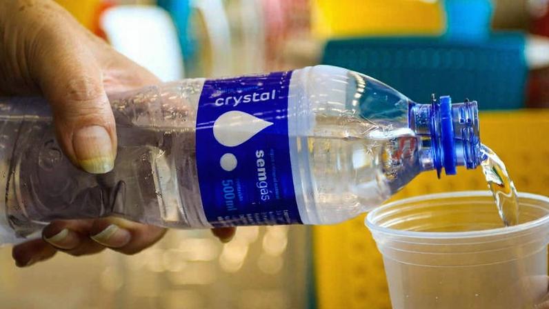 Água mineral sem gás da Crystal; a Anvisa determinou nesta quarta-feira (3) o recolhimento voluntário de um lote da água por presença da bactéria pseudomonas aeruginosa em amostra do produto