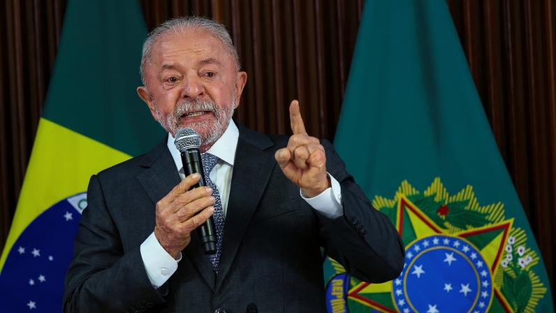 Lula durante reunião ministerial