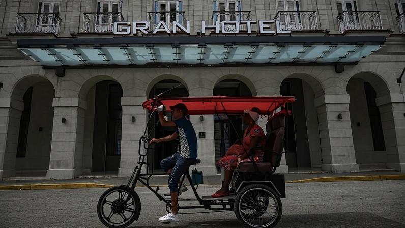 Triciclo passa em frente ao Gran Hotel Bristol. da rede Meliá, em Havana