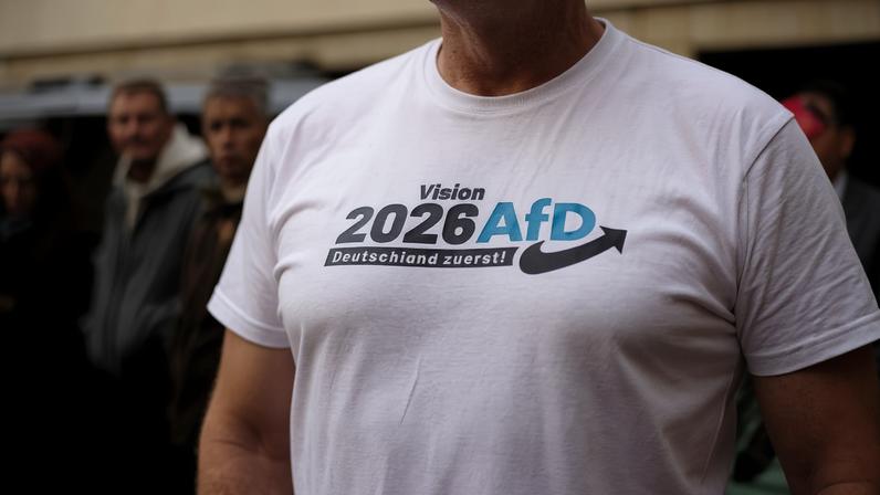 Apoiador usa camiseta com slogan da AfD (Alemanha primeiro) em evento do partido em Halberstadt, no estado da Saxônia-Anhalt