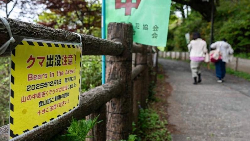Placa avisa pedestres sobre presença de ursos em Ome, na região de Tóquio, no Japão