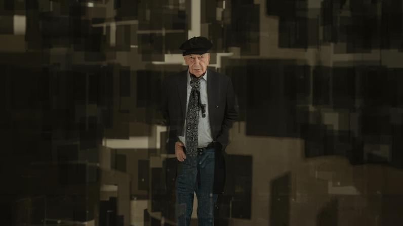Julio Le Parc, aos 85 anos, em exposição de suas obras na galeria Nara Roesler, em São Paulo
