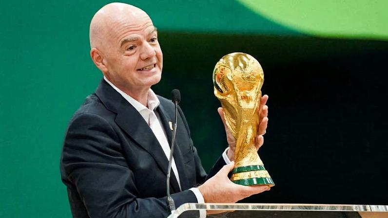 Gianni Infantino discursa com troféu da Copa do Mundo durante evento da Fifa em Dallas