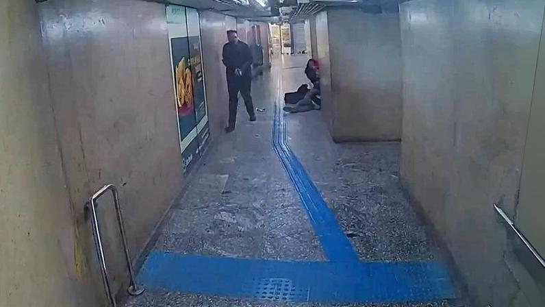 Imagem mostra policial civil em pé após os tiros; ao lado pessoas feridas após os disparos