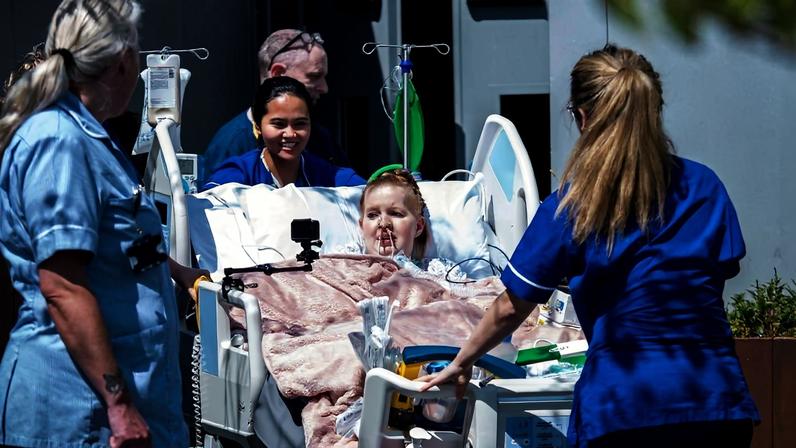 Hollie foi a primeira paciente a experimentar a nova UTI ao ar livre no terraço do King's College Hospital