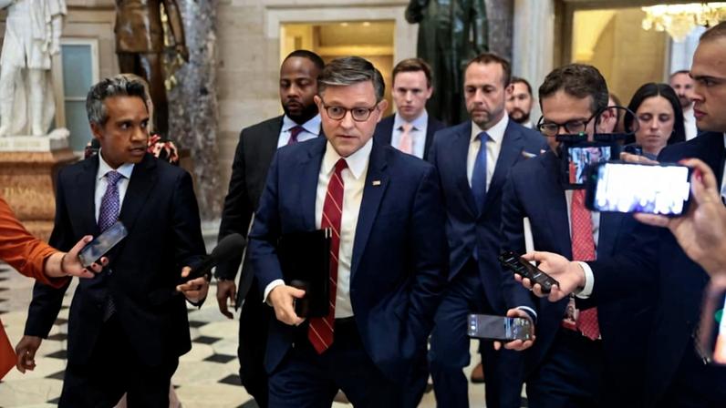O presidente da Câmara dos EUA, o republicano Mike Johnson, ao chegar no Capitólio, em Washington
