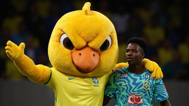 Vinicius Junior e o Canarinho Pistola, mascote da seleção brasileira, no Maracanã depois do amistoso Brasil 6 x 2 Panamá