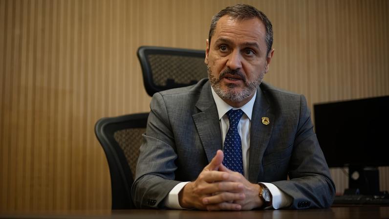 O diretor-geral da Polícia Federal, delegado Andrei Rodrigues, durante entrevista à Folha em seu gabinete, na sede da Polícia Federal em Brasília
