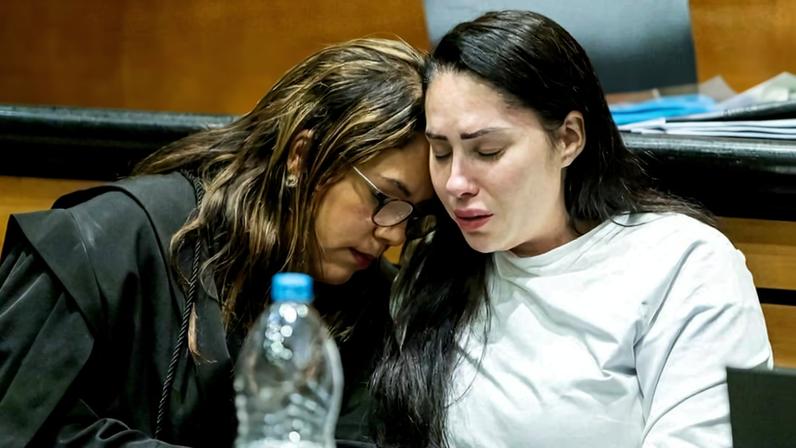 Monique Medeiros chora e é consolada por advogada no julgamento pela morte do filho
