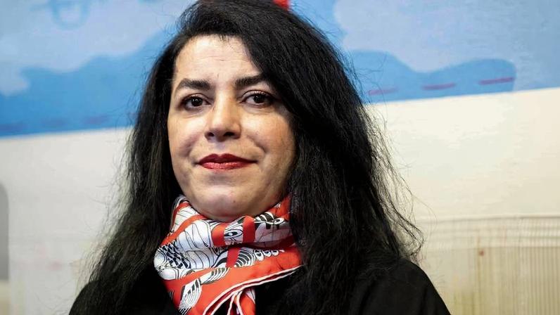 Marjane Satrapi durante a apresentação de uma tapeçaria criada para os Jogos Olímpicos de Paris 2024, baseada em um desenho de sua autoria