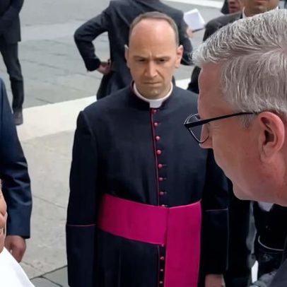 Tesoureiro de Illinois viaja ao Vaticano para devolver US$ 8,65 ao Papa Leão 14