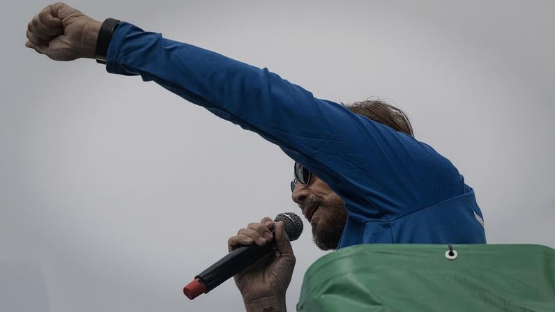 Bispo Estevam Hernandes fala a fiéis na Marcha para Jesus, em São Paulo