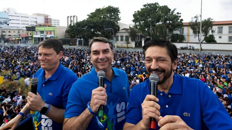 Governador Tarcísio de Freitas, senador Flávio Bolsonaro e prefeito Ricardo Nunes na Marcha para Jesus
