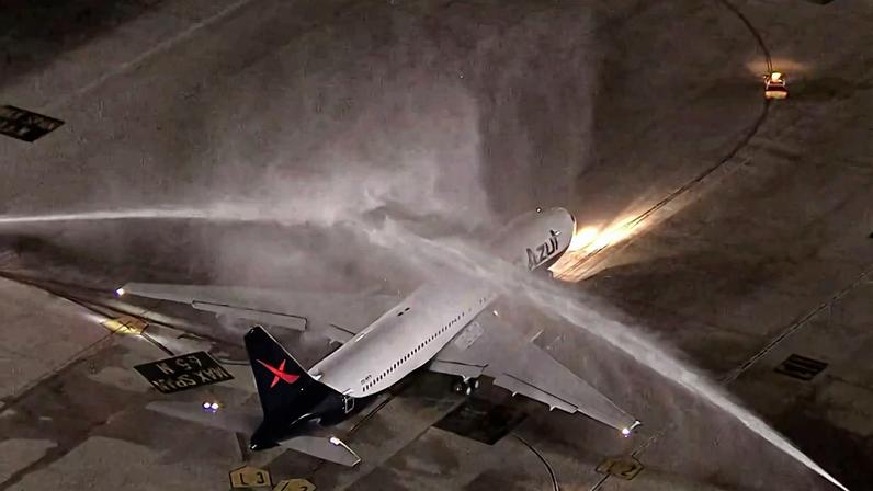 Avião passa pelo tradicional "batismo", com jatos de água