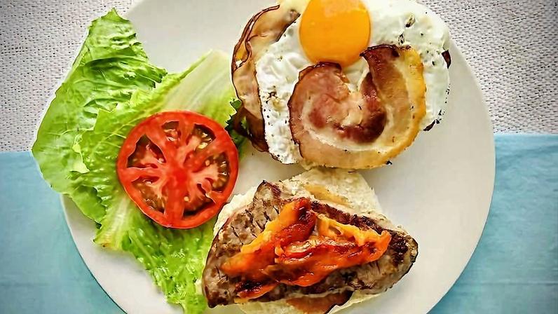 Chivito, sanduíche uruguaio inventado em 1940 em um restaurante de Punta del Este