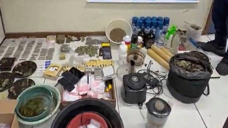 Drogas e equipamentos encontrados em apartamento de Copacabana, no Rio, segundo a PM