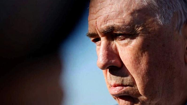 Carlo Ancelotti desembarca com a seleção brasileira no aeroporto internacional de Newark, em Nova Jersey, nos EUA