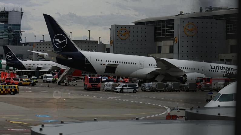 Bpeing da Lufthansa é cercado por ambulâncias e veículos de emergência após seu trem de pouso dianteiro ceder em pleno portão de embarque, em Frankfurt