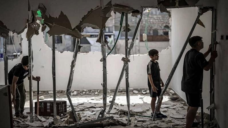 Crianças ajudam a demolir imóvel em área de Jerusalém Oriental destinada a virar parque temático bíblico em Israel