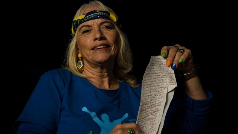 Edenik Anacleto, 67, mostra anel recuperado seis anos depois de desastre em Brumadinho