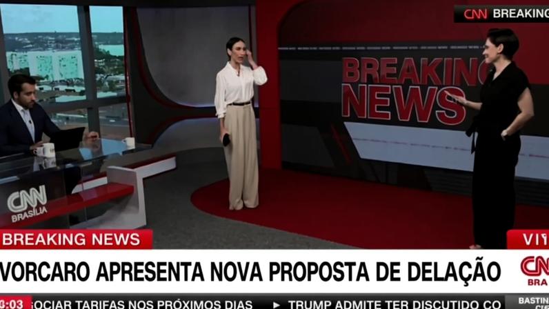 Apresentadores da CNN ouvem áudio interferir durante transmissão