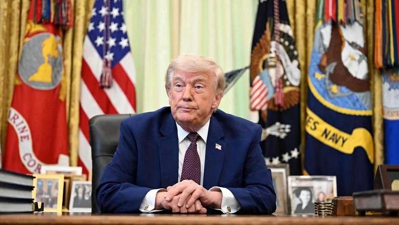 O presidente dos Estados Unidos, Donald Trump, fala com jornalistas no Salão Oval da Casa Branca em Washington