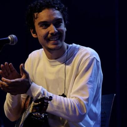 Bento Gil lança álbum de estreia em show na Casa de Francisca