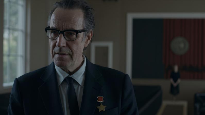 Rhys Ifans como o projetista-chefe soviético em "Cidade das Estrelas".
