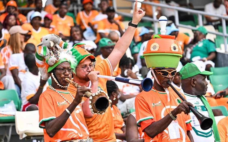 Torcedores da Costa do Marfim sopram vuvuzelas antes da final da Copa Africana de Nações entre Costa do Marfim e Nigéria, em Ebimpe, Abidjan