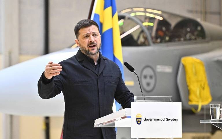 Presidente da Ucrânia, Volodymyr Zelensky, em uma coletiva de imprensa na flotilha aérea F16 em Uppsala, Suécia