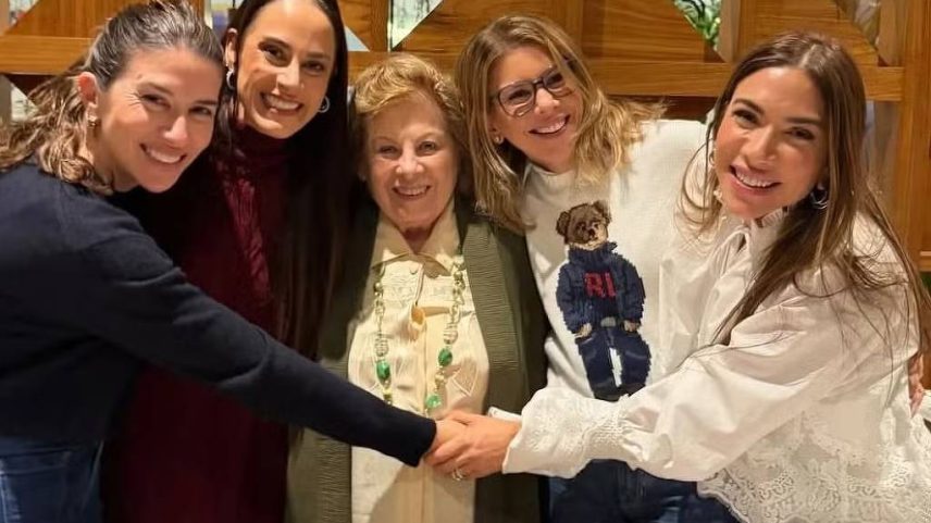 Rebeca, Silvia, Perla, Daniela e Patricia Abravanel, em festa de 90 anos da irmã de Silvio Santos