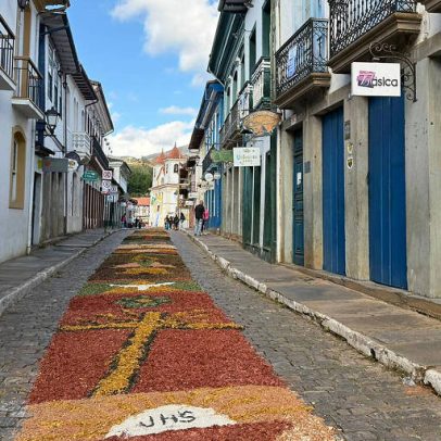 Corpus Christi faz tapetes devocionais, noite das lanternas e procissões pelo país
