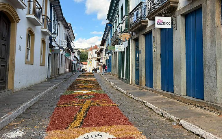 Corpus Christi faz tapetes devocionais, noite das lanternas e procissões pelo país