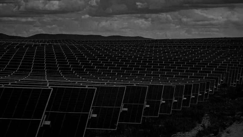Campo de painéis solares de empresa de geração de energia renovável, em Jaguaretama (CE)