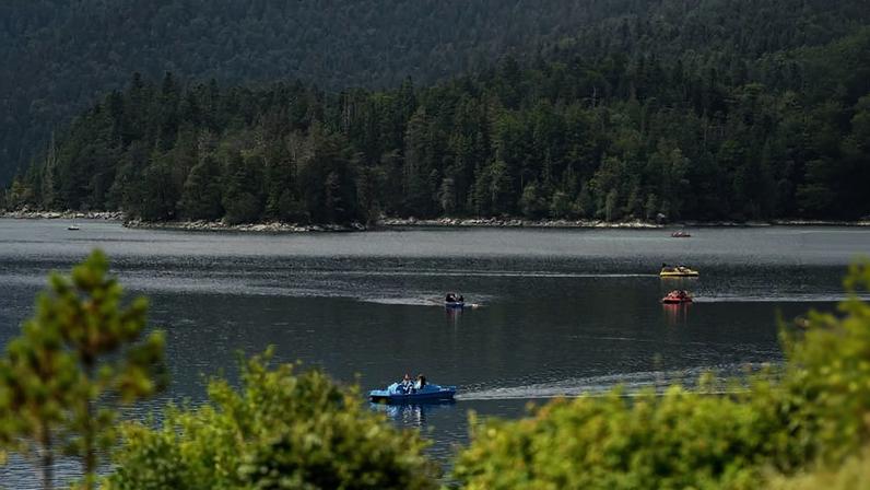 Pessoas em pedalinhos no lago Eibsee, na Baviera, sul da Alemanha