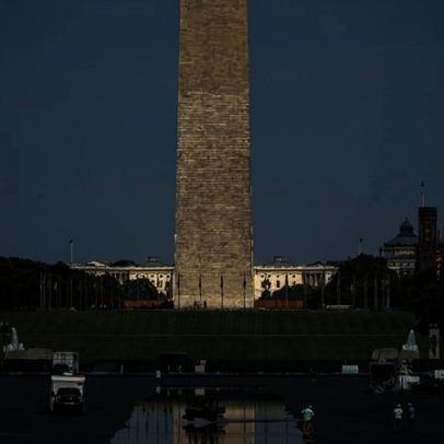 Trump inaugura passarela batizada com seu nome ao lado de monumento histórico