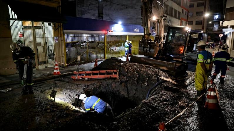 Funcionários da Comgás atuam após o vazamento de gás na rua Teodoro Baima, no cruzamento com a rua da Consolação, na região central de São Paulo, nesta quinta-feira (4)
