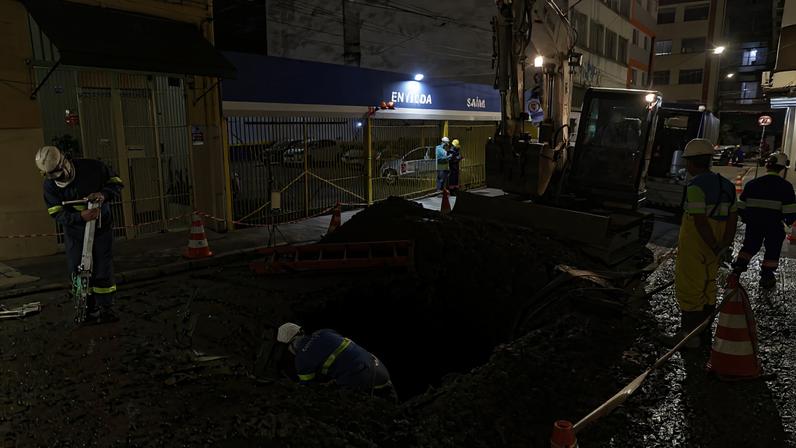 Funcionários da Comgás atuam após o vazamento de gás na rua Teodoro Baima, no cruzamento com a rua da Consolação, na região central de São Paulo, nesta quinta-feira (4)