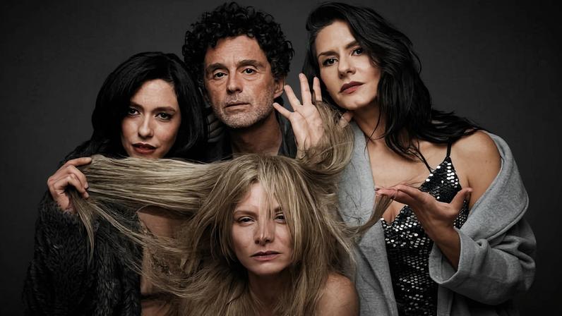 Carolina Manica (no centro) e o elenco da peça, Julia Ianina, Rodrigo Bolzan e Camila Raffanti (da esq. para dir.)