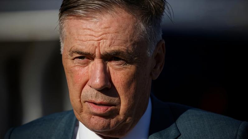 Carlo Ancelotti desembarca com a seleção brasileira no aeroporto internacional de Newark, em Nova Jersey, nos EUA