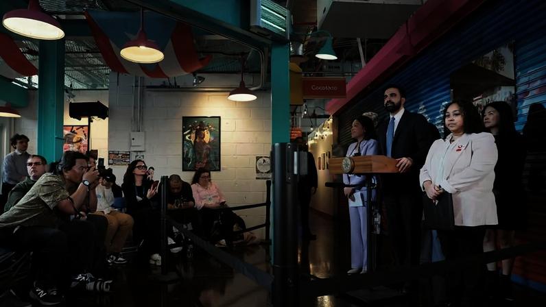 O prefeito de Nova York, Zohran Mamdani, anuncia a criação da primeira mercearia administrada pela prefeitura, a La Marqueta, no bairro de East Harlem