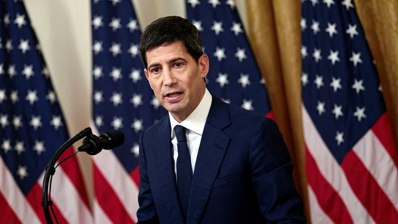 Kevin Warsh discursa ao tomar posse como presidente do Federal Reserve