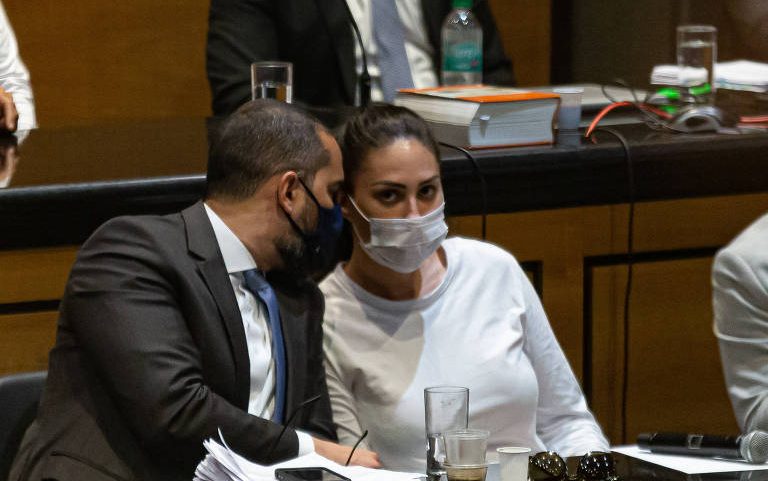 O ex-vereador Jairo Souza dos Santos Júnior, o Dr. Jairinho, e Monique Medeiros durante audiência de instrução e julgamento do processo sobre a morte do menino Henry Borel.