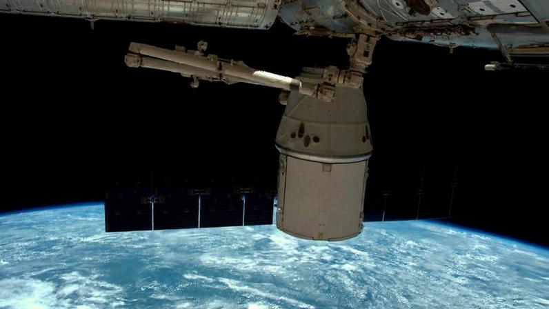 Foto de arquivo mostra uma cápsula Dragon, da SpaceX, desacoplada da Estação Espacial Internacional